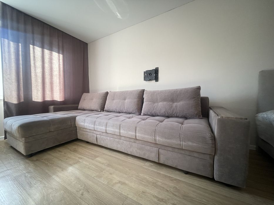 Уловой диван бежевый велюр