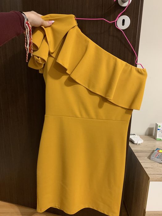 Рокля в цвят горчица