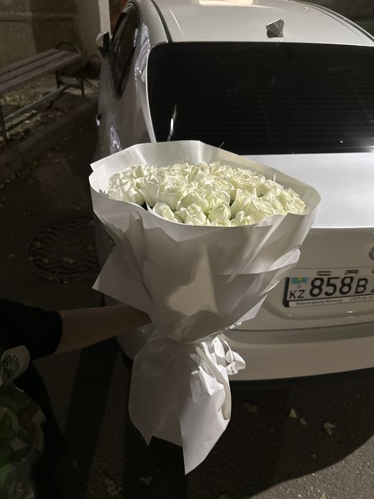 51 белые розы………..