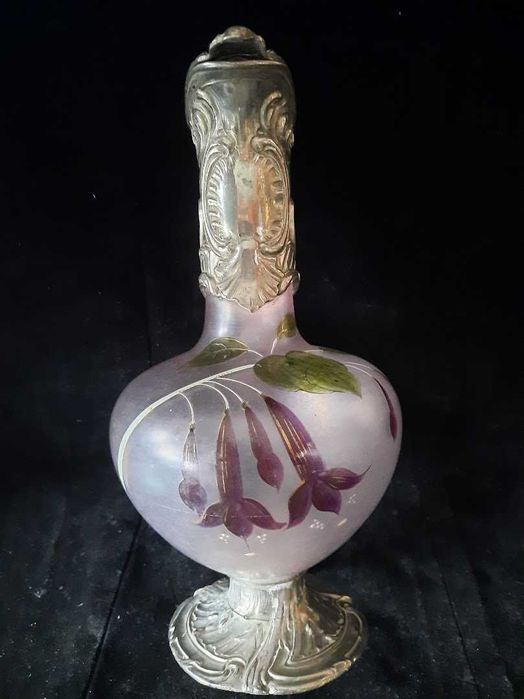 decantor sticla emailata cu decor flori metalice stil Art Nouveau