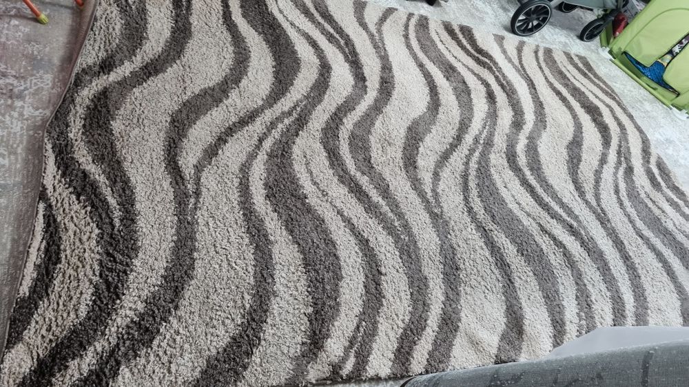 Срочно продам ковёр травка 2 шт  размеры 3*2   и 1.2* 2