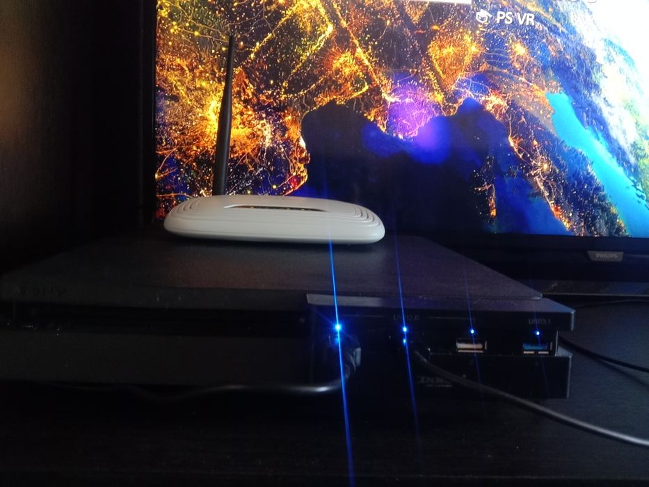 Консоль Плейстейшен 4.