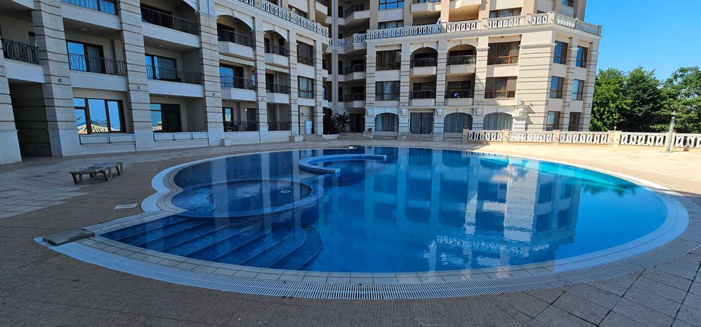 Многостаен апартамент с две паркоместа първа линия море Кабакум, Варна