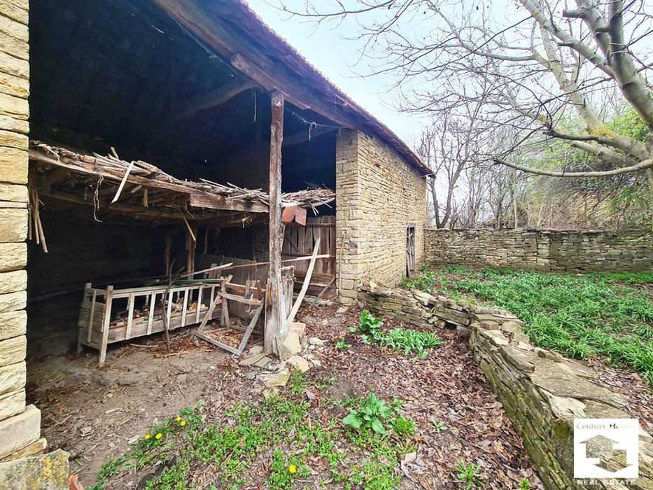 140312 Къща с равен двор и стопански постройки в с. Горна Липница