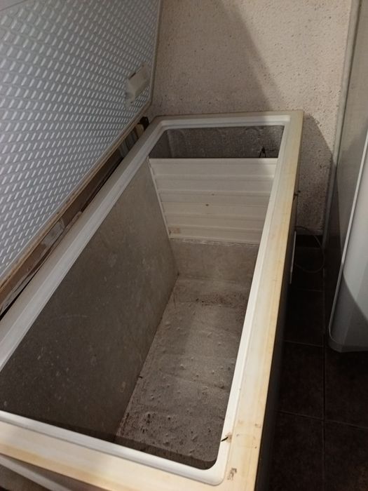 Легнал  фризер цвят бял