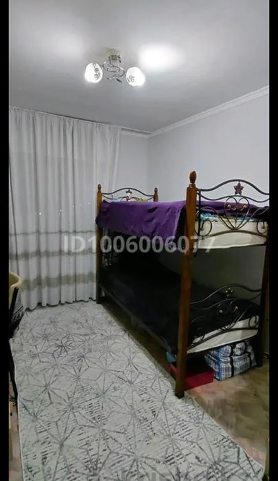 Продам двухярусную кровать с матрасами