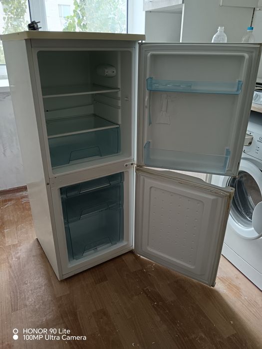 Продам холодильник двухкамерный.