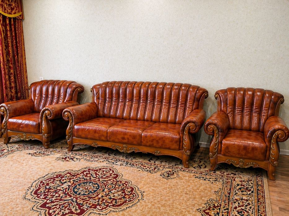 Кожаный диванный комплект