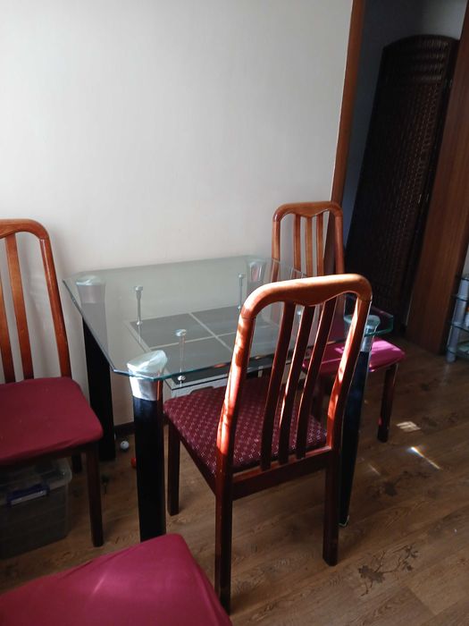 Стеклянный стол на кухню