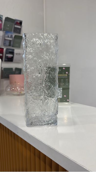 Стеклянная ваза, вместительная