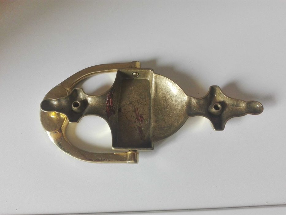 Сигнална тръба , месингов мангал и чукало за врата .