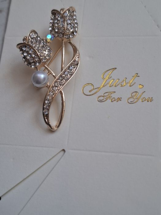 Елегантна Брошка Лале