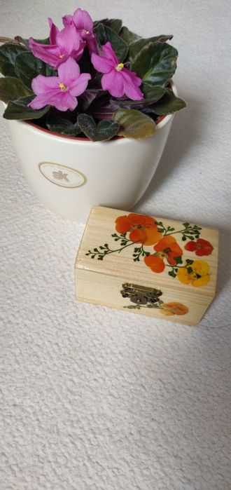 Casete din lemn cu flori naturale aplicate manual