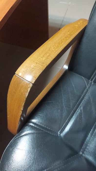 Кожаное офисное кресло