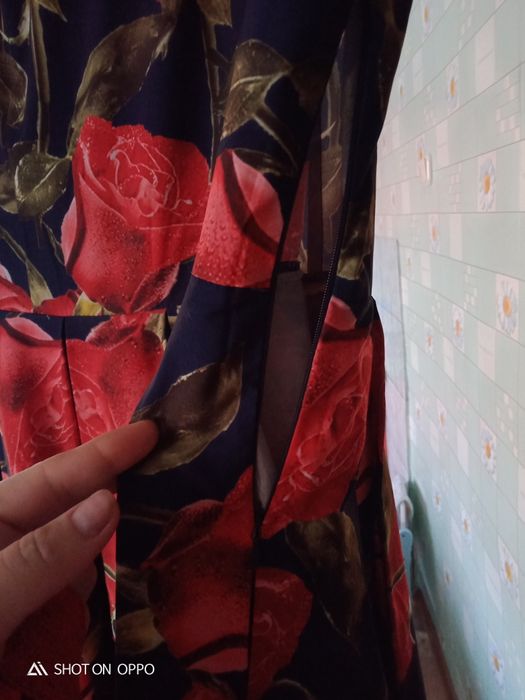 Продаётся  платье с цветочным принтом