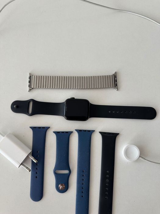 Apple Watch за части или ремонт + 3 каишки и зарядно