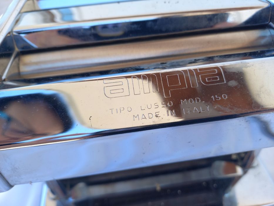 Maṣină pentru făcut paste ṣi tăiței