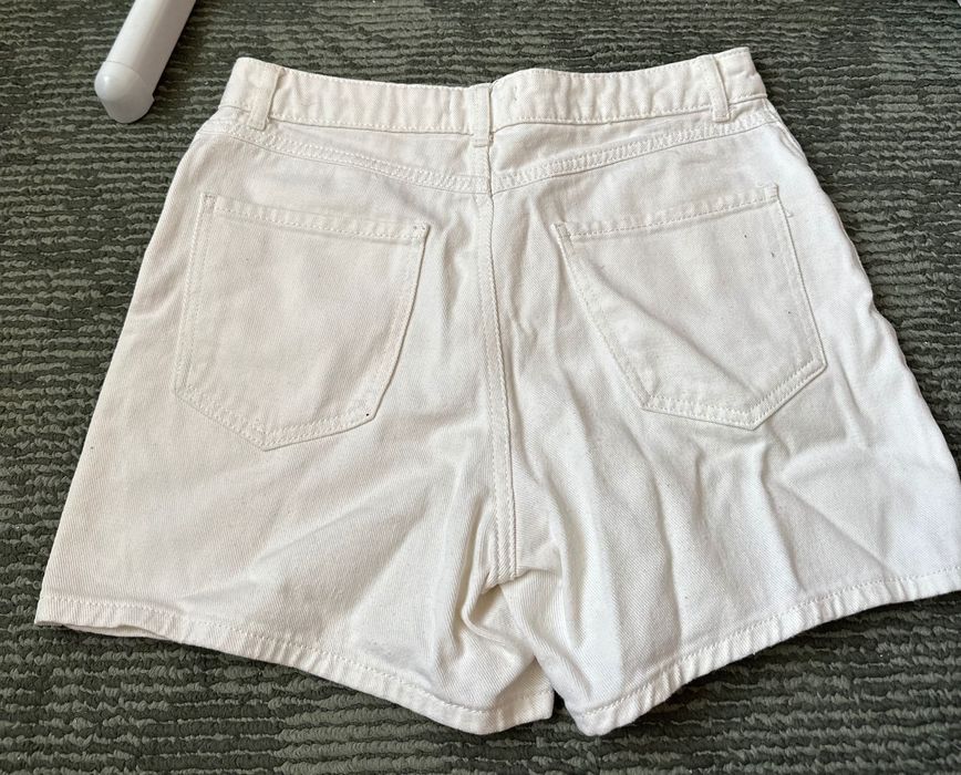 Продават се- червената рокля 20 лв, зелената -30лв, дънките- 15лв