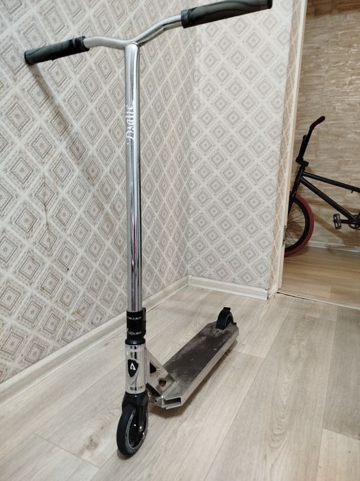 Трюковой самокат в идеальном состоянии