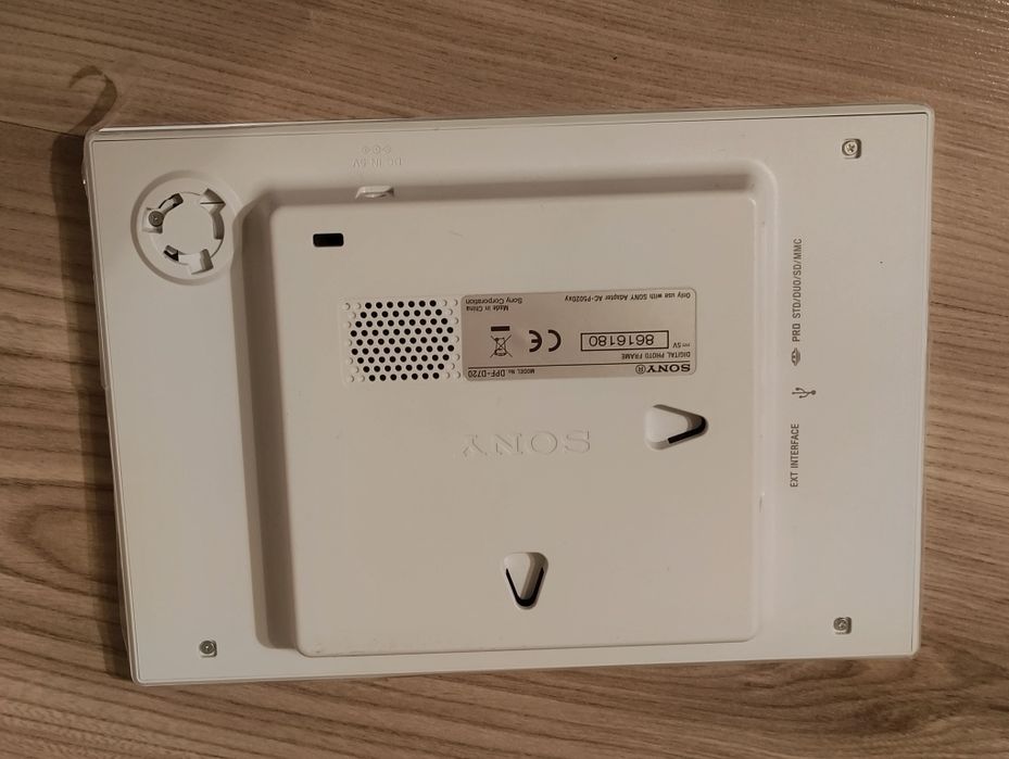 Дигитална фоторамка, украсена с камъни Swarovski