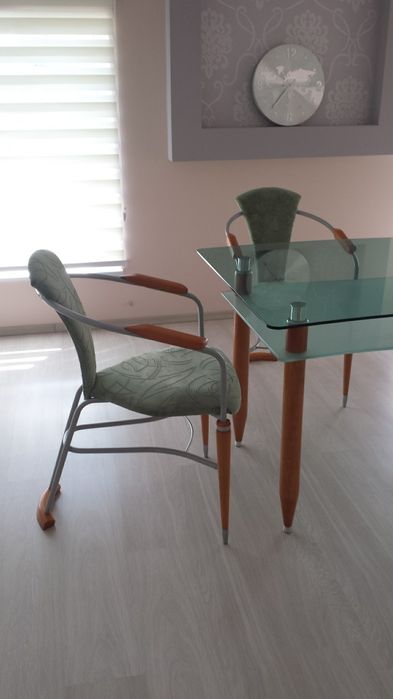 Трапезна маса и столове