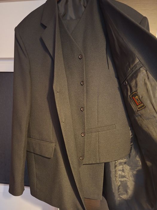 Vând costum bărbați