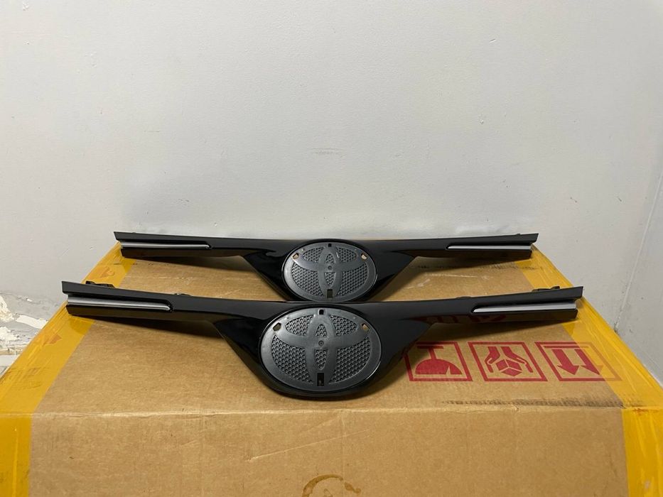 Решетка радиатора Toyota Rav4 16/19