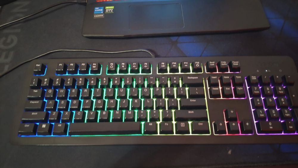 Vand tastatura ,mouse si casti cu fir