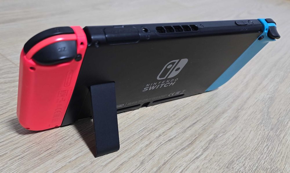 Nintendo Switch cu 6 jocuri originale și accesorii