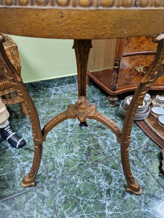 Уникална антикварна метална градинска масичка с мраморен плот