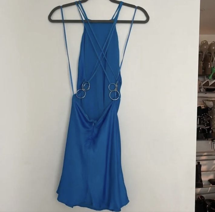 Famme fatale , Рокля zara гол гръб