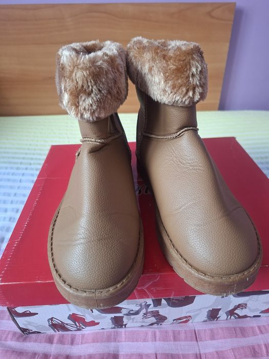 Vând Ghete Damă  UGG  cu Blanita Mărimea 38