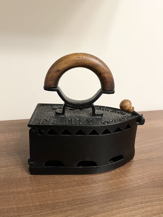 Fier de calcat  Vulkan vechi model foarte  RAR !