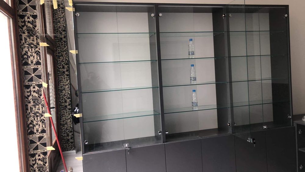 Модулно магазинно обзавеждане МДФ – витрини + бюро + LED