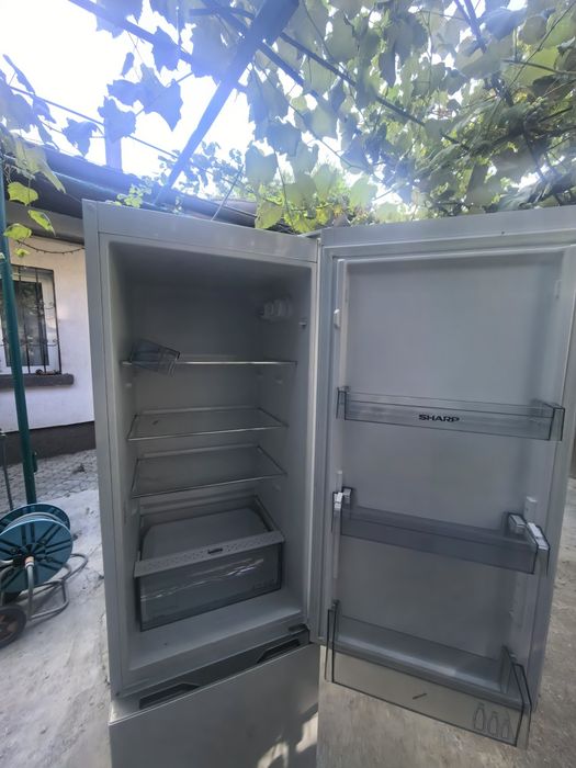 Frigider Sharp 180cm