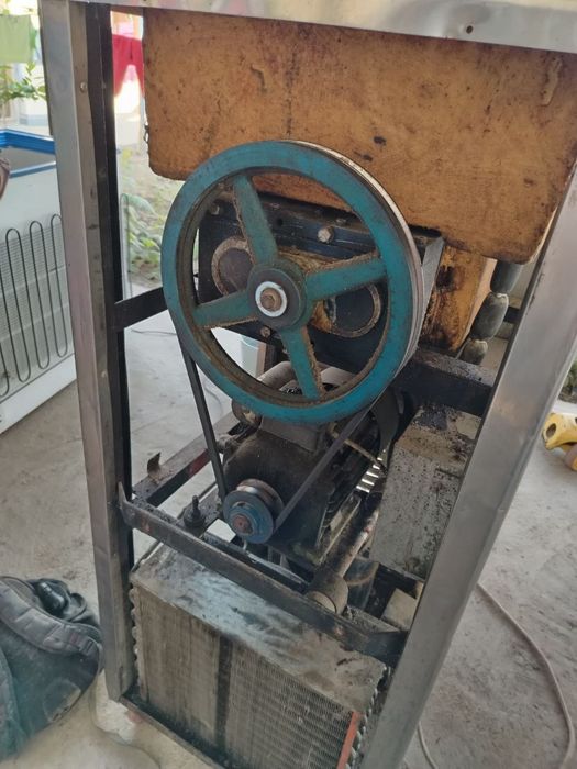 Frezer sotiladi 220