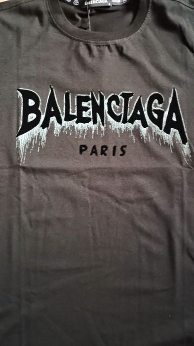 Супер стилна тениска на Balensiaga