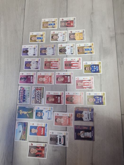 Dau la schimb cartonse Panini Superliga