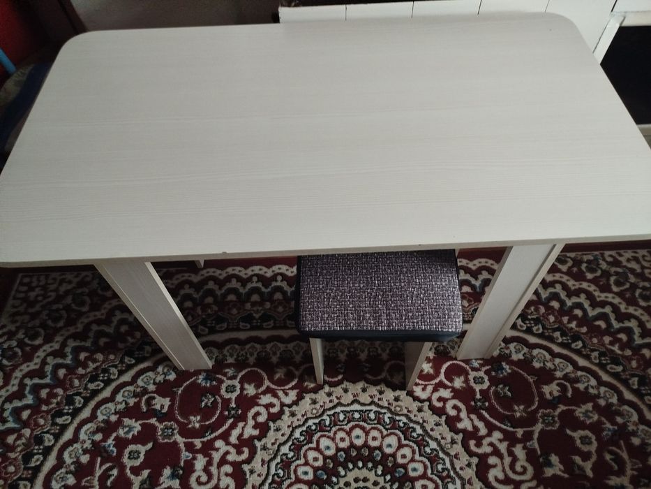 Кухонные шкафы и стол + табуретки (4шт)