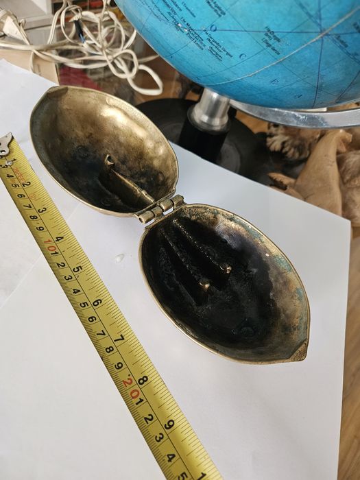 Cutie de bronz în forma de nuca , spărgător de nuci