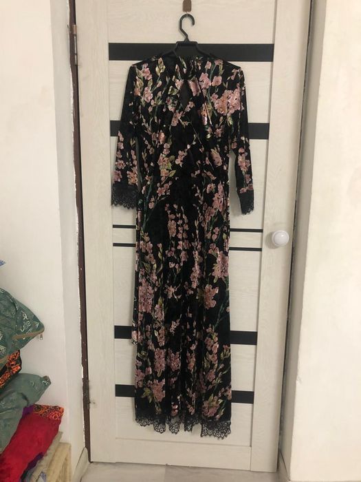 Арзан бағада киімдер сатылады.