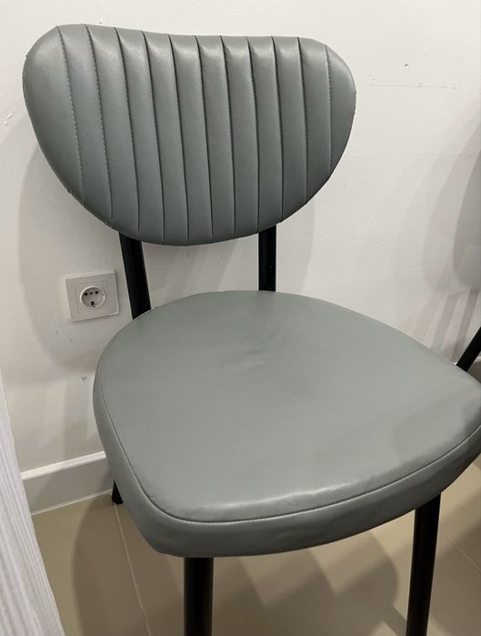 Стол с стульями.