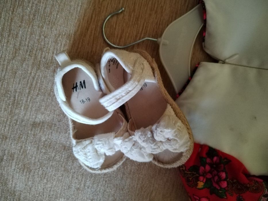 Rochiță și sandale