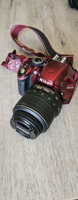 Kit Foto Complet Nikon D3200 Roșu + Obiectiv 18-200mm VR II + Bliț SB-910 + Trepied Slik