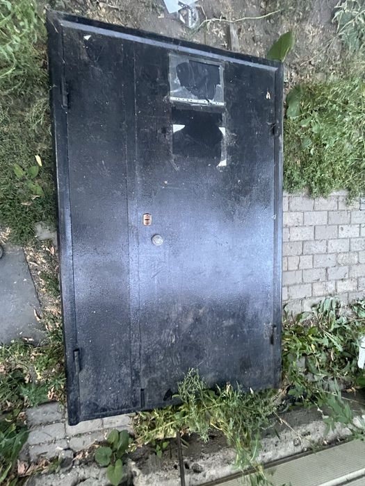Продам железную дверь