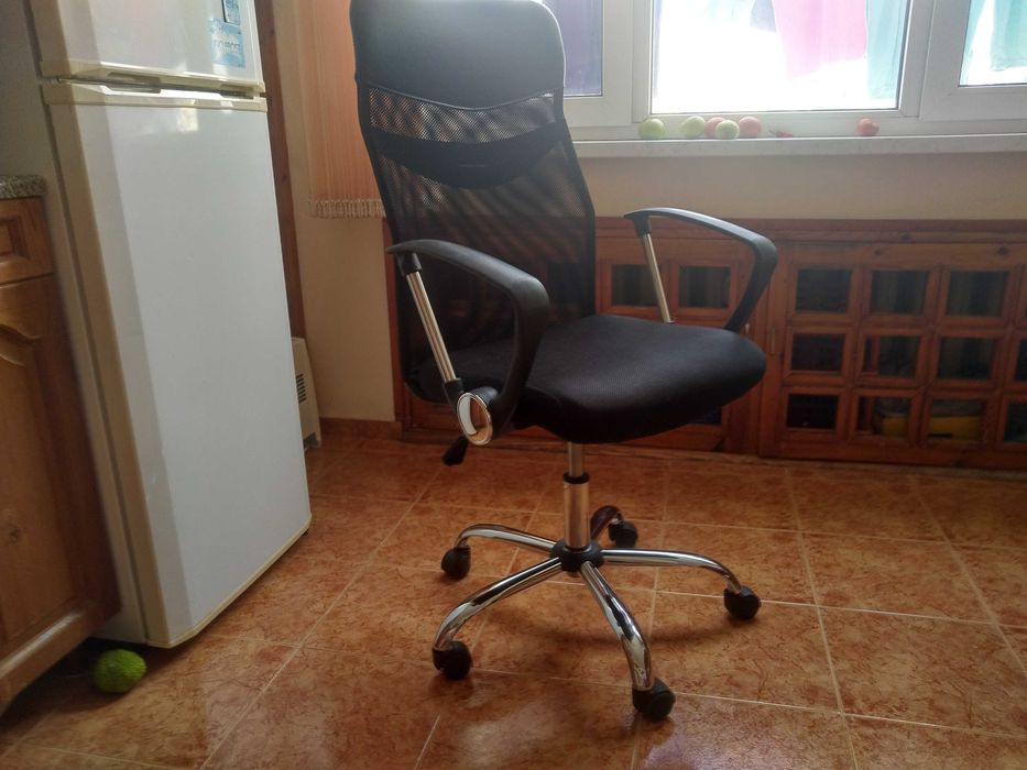 Oфис стол черен & елегантен