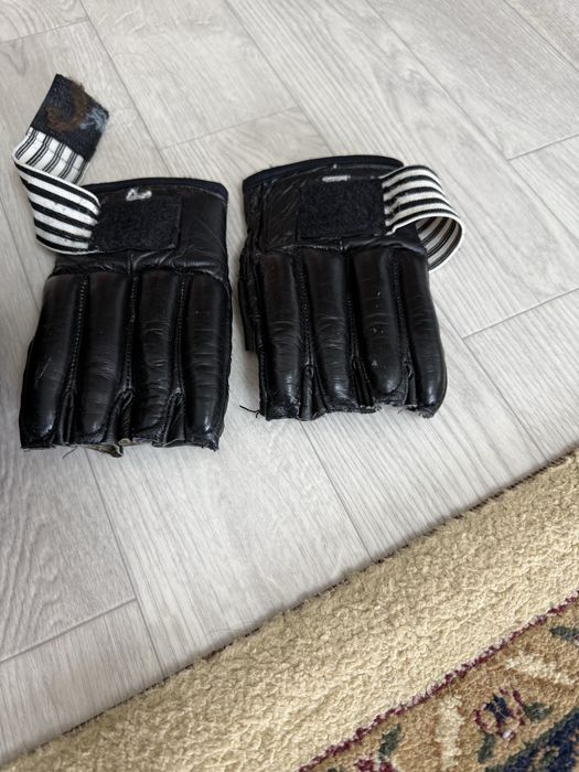 Продам шлем и перчатку для спорта