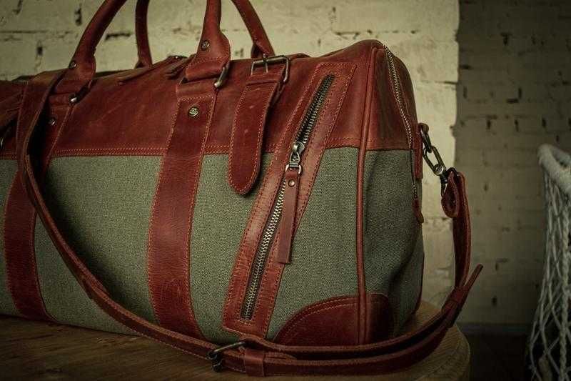Geantă de voiaj din piele. Geantă de călătorie din piele naturală și konvas. Travel bag. Duffel Bag