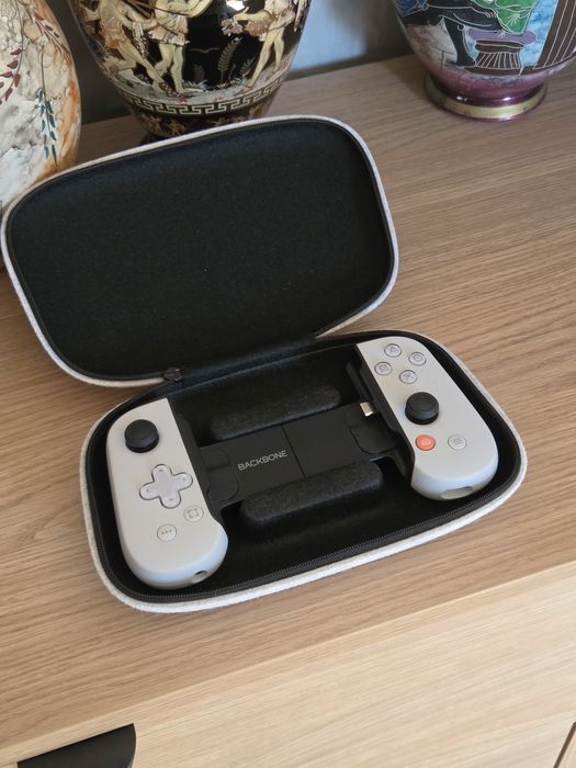 Backbone One PlayStation – контролер за iPhone/Android USB-C + калъф