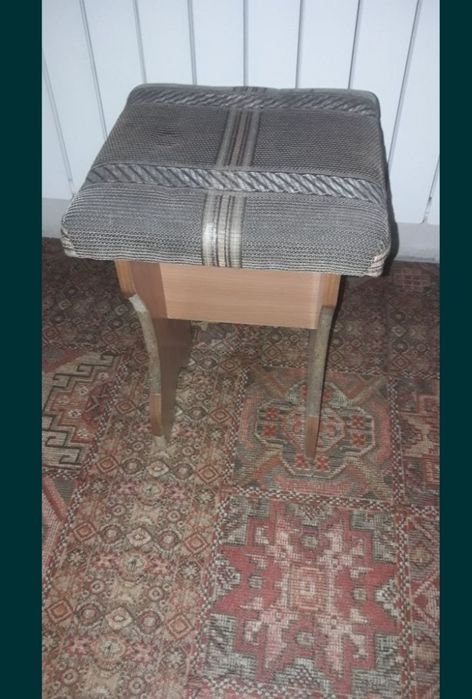 Табуретка 32 см * 32 см ., Высота - 46 см